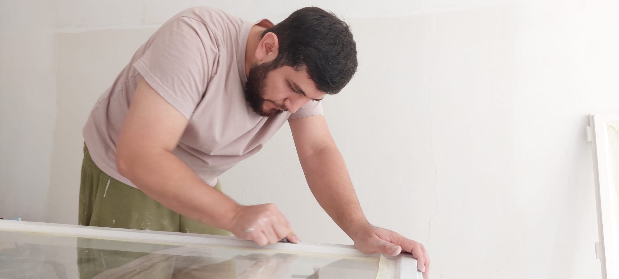 Asil při práci na renovaci oken